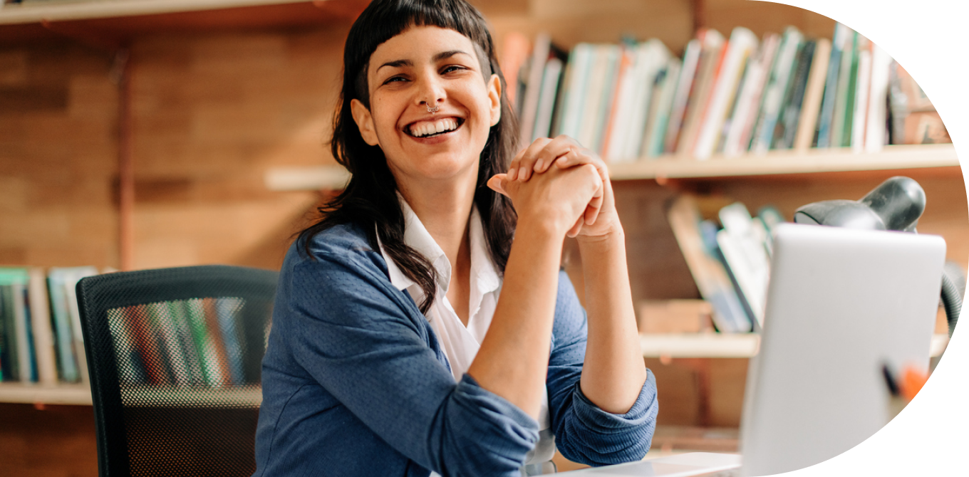 Empresária bem sucedida sorrindo em frente ao computador